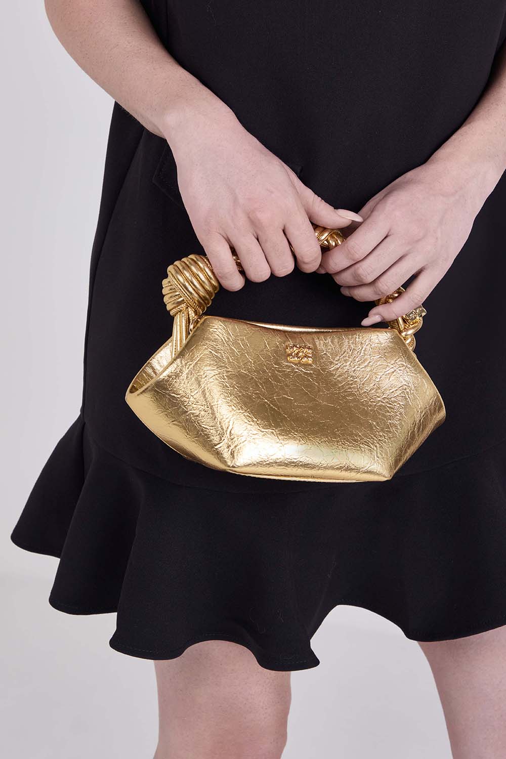 תמונת כל הלוק של תיק בו סמול